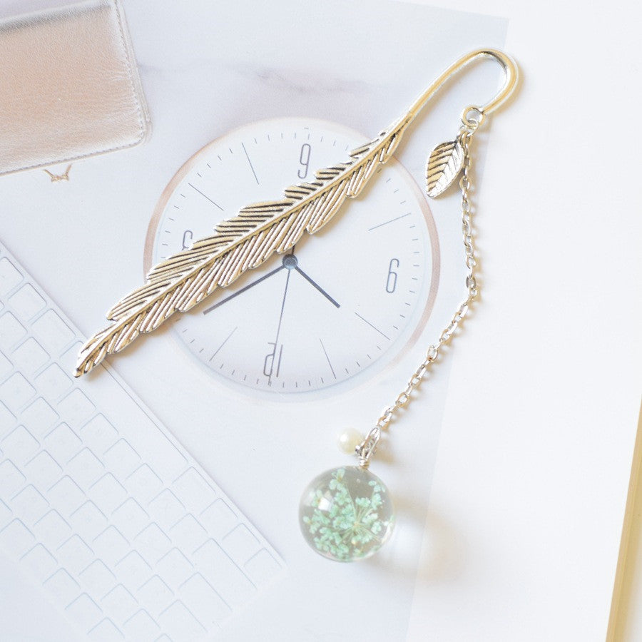 Vintage-Style | Metal Feather | Bookmark with Charm