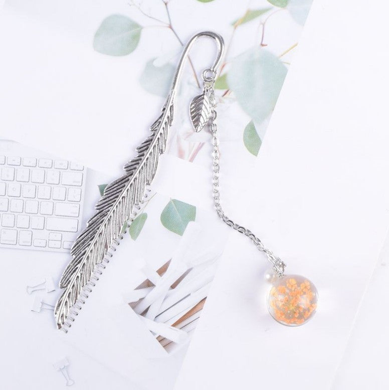 Vintage-Style | Metal Feather | Bookmark with Charm