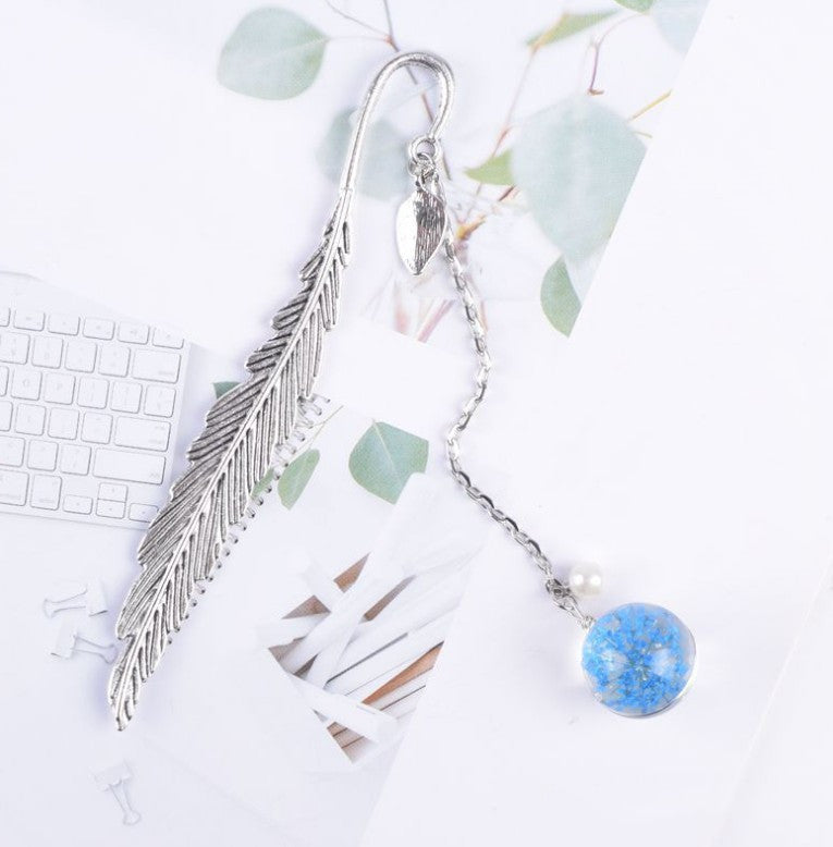 Vintage-Style | Metal Feather | Bookmark with Charm