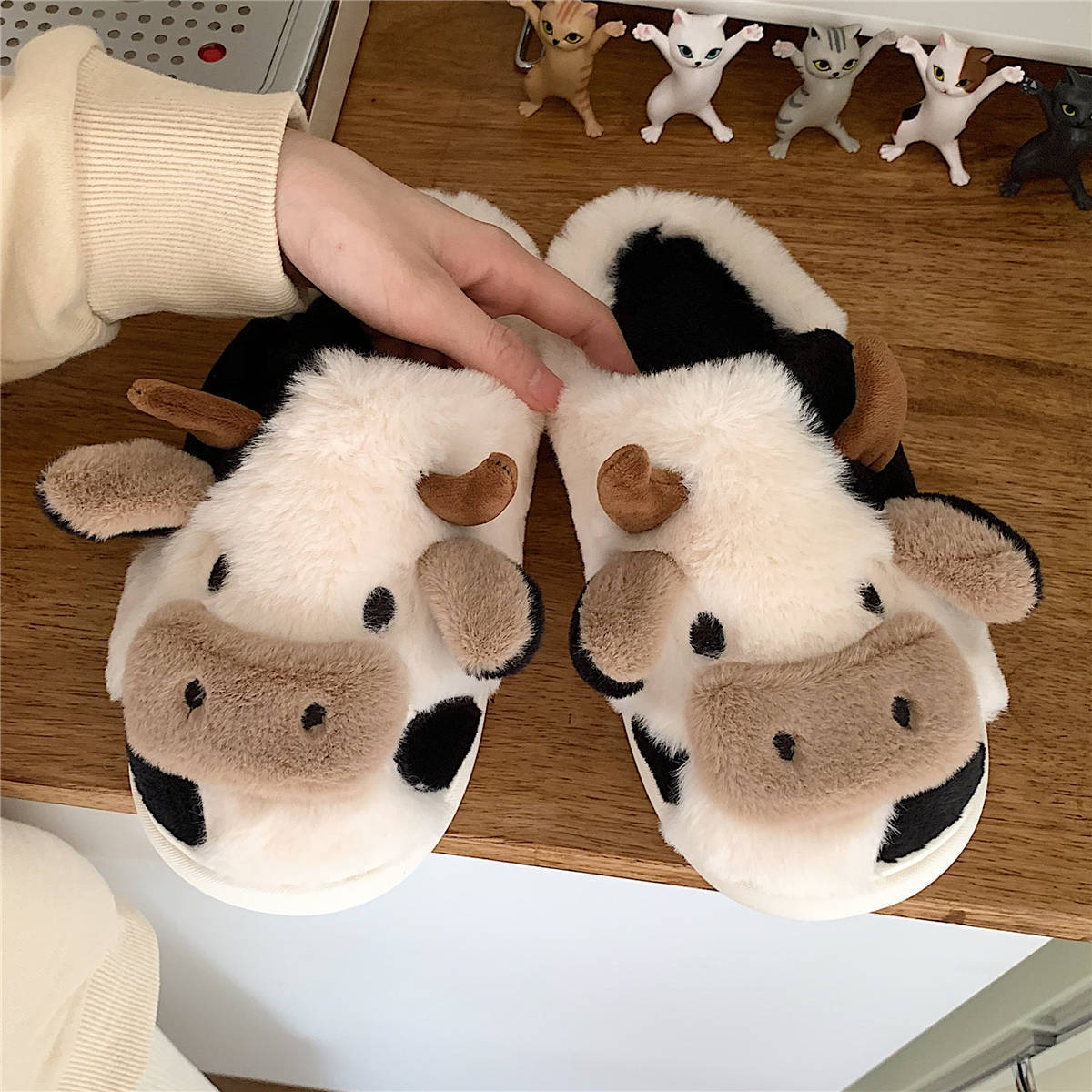 Cow Plush Slippers | Faux Fur & Cloud-Like Comfort | Non-Slip Waterproof Sole